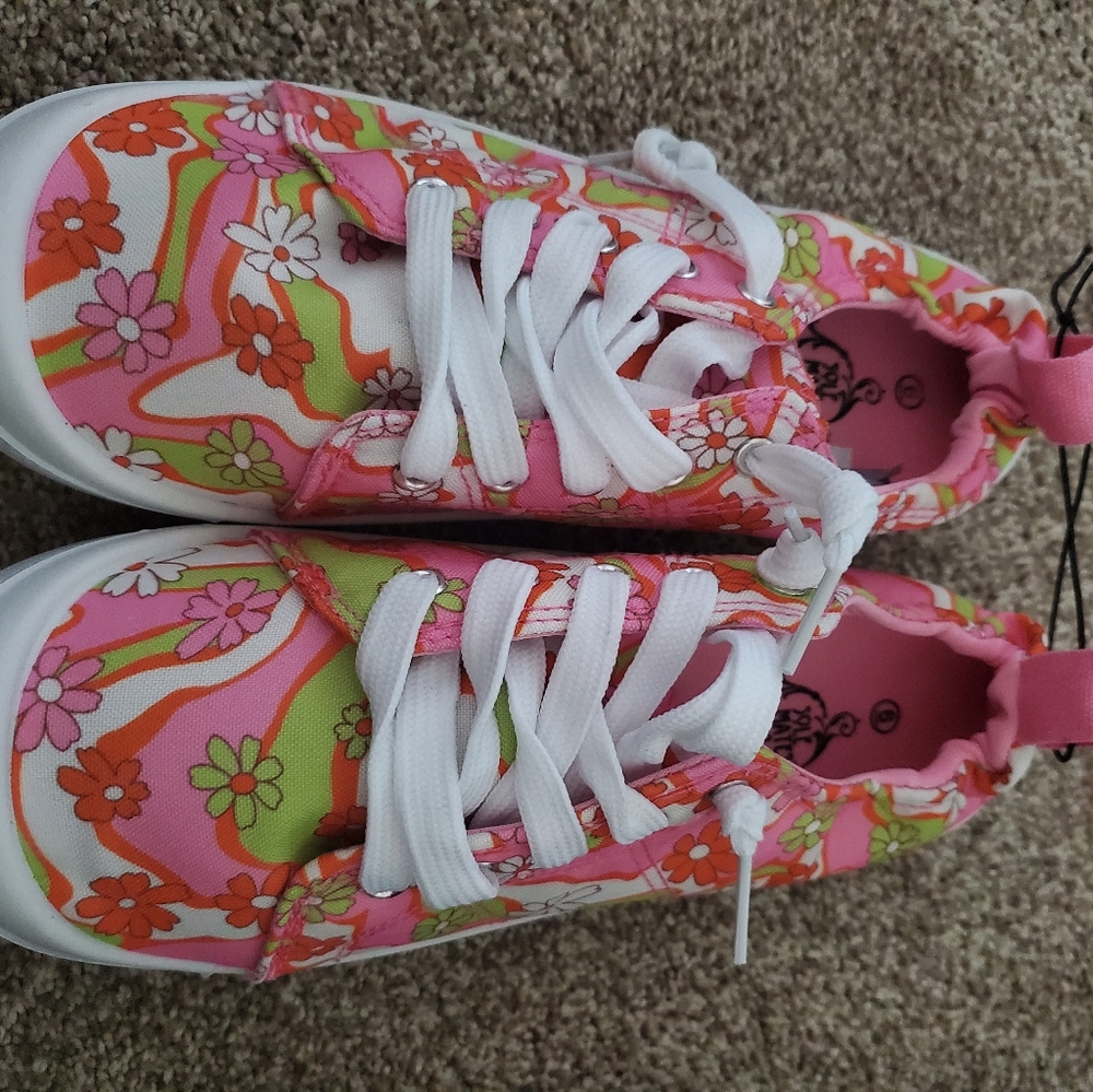 Tennis shoes, brand new
